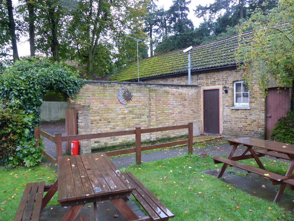 The Sun Inn Englefield Green Ngoại thất bức ảnh