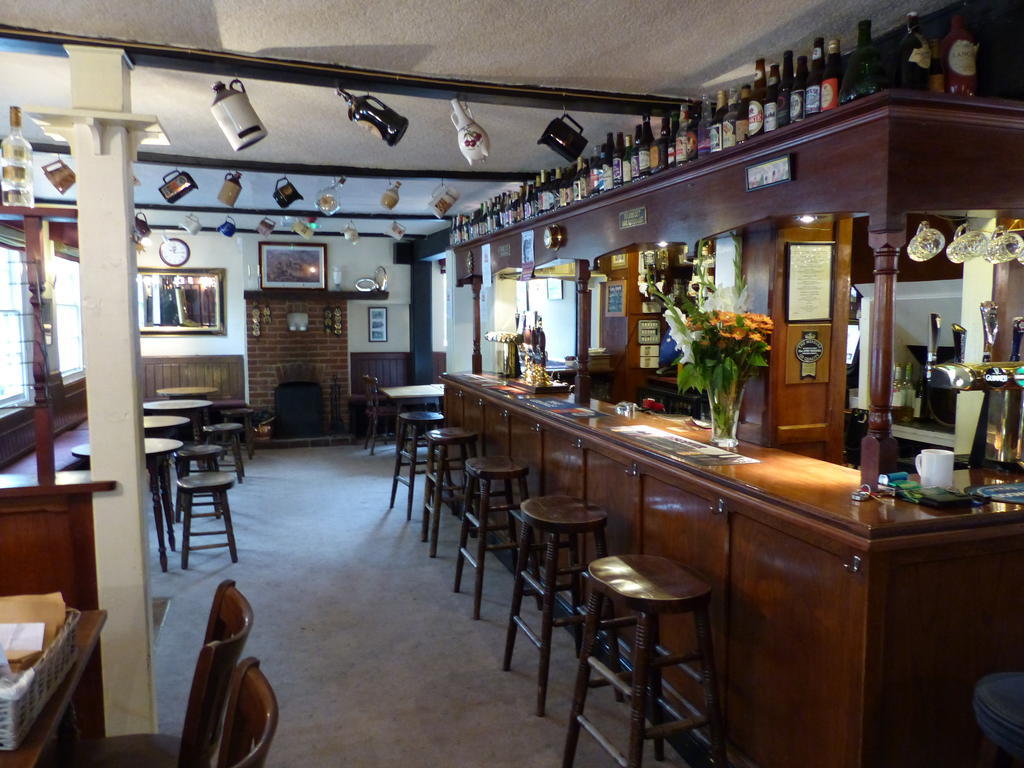The Sun Inn Englefield Green Ngoại thất bức ảnh