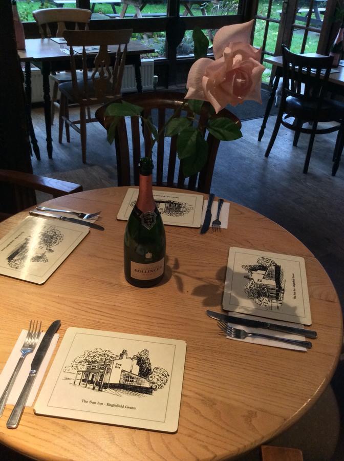 The Sun Inn Englefield Green Ngoại thất bức ảnh